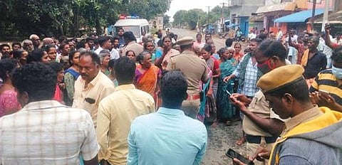 விக்கிரவாண்டி அருகே இருதரப்பினருக்கு இடையே ஏற்பட்ட மோதலைத் தொடர்ந்து, விழுப்புரம்-வழுதாவூர் சாலையில் மறியலில் ஈடுபட்ட தொரவி கிராம மக்கள்.