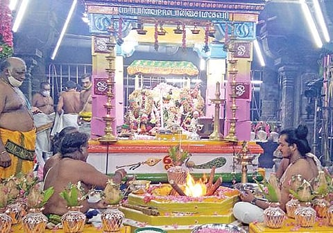 திருச்செந்தூர் செந்திலாண்டவர் கோயிலில் கந்தசஷ்டி விழா தொடங்கியதை முன்னிட்டு யாகசாலையில் வள்ளி, தெய்வானையுடன் சுவாமி ஜெயந்திநாதரை எழுந்தருளச் செய்து, ஹோம பூஜை நடைபெற்றது.