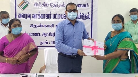 தென்காசி மாவட்டத்தில் 12.91 லட்சம் வாக்காளர்கள்: வரைவுப் பட்டியலை ஆட்சியர் வெளியிட்டார்