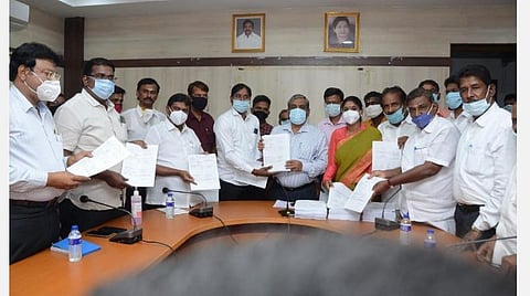 கோவை மாவட்ட ஆட்சியர் அலுவலகத்தில் வரைவு வாக்காளர் பட்டியலை ஆட்சியர் கு.ராசாமணி இன்று வெளியிட்டார். 