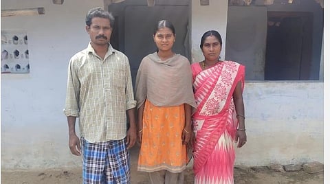 பெற்றோர் கோவிந்தராஜ்-நதியா ஆகியோருடன் மாணவி ரம்யா.