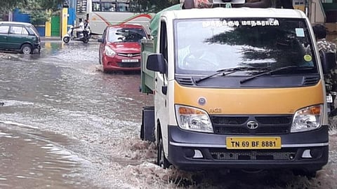 தூத்துக்குடியில் சுமார் 4 மணி நேரம் கொட்டித் தீர்த்த கனமழை: வீடுகளுக்குள் தண்ணீர் புகுந்ததால் மக்கள் கடும் அவதி- சாலைகள், தெருக்கள் வெள்ளக்காடானதால் இயல்பு வாழ்க்கை முடங்கியது