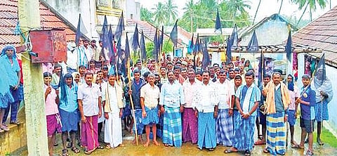 ஜவ்வாதுமலையில் ஜாதிச்சான்றிதழ் கேட்டு கருப்புக்கொடி ஏந்தி நேற்று நூதன போராட்டத்தில் ஈடுபட்ட மலைவாழ் மக்கள்.