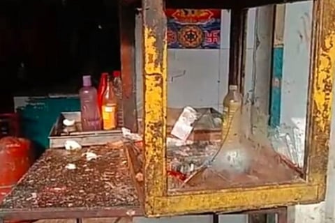 நாட்டு வெடி வீசப்பட்ட கண்ணாடிப் பெட்டி