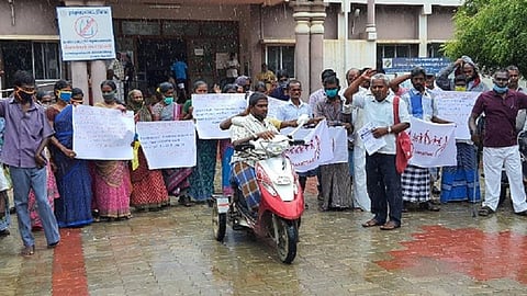 மாற்றுத்திறனாளிகளுக்கான உதவித்தொகையை உயர்த்தி வழங்க வலியுறுத்தி கோவில்பட்டி வட்டாட்சியர் அலுவலகம் முன்பு ஆர்ப்பாட்டம் நடந்தது.