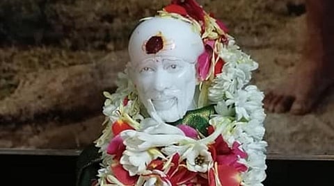 புகைப்படத்திலும் சிலையிலும் இருந்தபடி  பாபா உங்களை பார்த்துக் கொண்டே இருக்கிறார்!