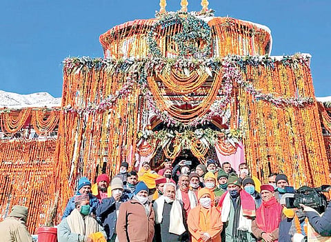உத்தரபிரதேச முதல்வர் யோகி ஆதித்யநாத், உத்தராகண்ட் முதல்வர் திரிவேந்திர சிங் ராவத் ஆகியோர் நேற்று பத்ரிநாத் கோயிலுக்குச் சென்று வழிபட்டனர்.படம்: பிடிஐ