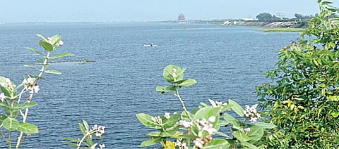 வடகிழக்கு பருவமழை தீவிரமடைந்துள்ள நிலையில், நீர் பிடிப்பு பகுதிகளில் கடந்த சில நாட்களாக மழை பெய்து வருகிறது. மேலும், பூண்டியில் இருந்தும் தண்ணீர் திறந்து விடப்பட்டதால் செம்பரம்பாக்கம் ஏரியில் நீர்மட்டம்  21 அடியை எட்டி கடல் போல் காட்சியளிக்கிறது. (அடுத்த படம்) செம்பரம்பாக்கம் ஏரியின் மதகுகளை ஆய்வு செய்த பொதுப்பணித் துறை அதிகாரிகள். படங்கள்: எம்.முத்துகணேஷ்