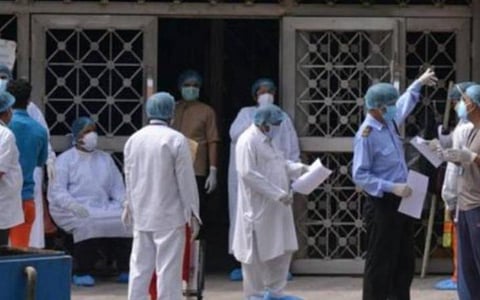 டெல்லியில் கரோனா மூன்றாவது அலை; புதிய கட்டுப்பாடுகள் விதிப்பு: ஊரடங்கு இல்லை என அமைச்சர் மறுப்பு