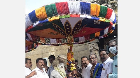 வேலூர் ஸ்ரீ ஜலகண்டேஸ்வரர் கோயிலில் இருந்து திருவண்ணாமலை தீபத்திருவிழாவுக்காக திருக்குடைகள் ஊர்வலம் தொடங்கியது. படம். வி.எம்.மணிநாதன்.