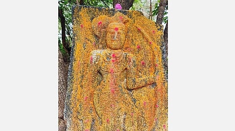 திருப்பத்தூர் அருகே திரியாலம் கிராமத்தில் கண்டெடுக்கப்பட்ட நடுகல்.