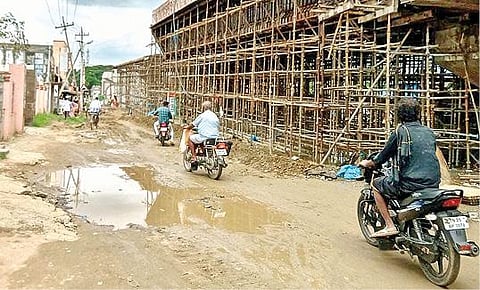 போளூரில் ரயில்வே மேம்பாலம் இணைப்புசாலை பணி தாமதமாவதால் சிரமப்படும் வாகன ஓட்டிகள்.