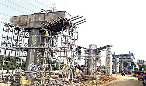 திருவள்ளூர் அருகே புட்லூரில் கடந்த 5 ஆண்டுகளுக்கு மேலாக கட்டப்பட்டுவரும் ரயில்வே மேம்பாலம்.