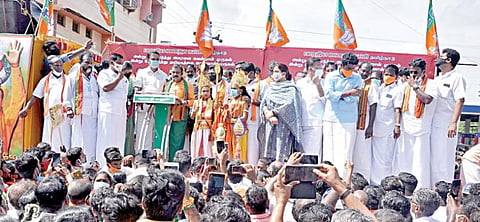 கடலூரில் நேற்று நடந்த பாஜகவின் வேல் யாத்திரை தொடக்க நிகழ்வில் பேசும் மாநிலத் தலைவர் எல்.முருகன். உடன் கட்சி நிர்வாகிகள்.