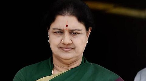 சொத்துக்குவிப்பு வழக்கு தீர்ப்பின்படி பெங்களூரு நீதிமன்றத்தில் சசிகலா ரூ.10 கோடி அபராதம் செலுத்தினார்: விரைவில் வெளியே கொண்டுவர வழக்கறிஞர்கள் தீவிரம்