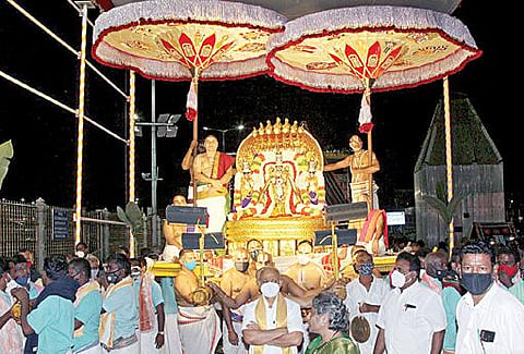 நாக சதுர்த்தியை முன்னிட்டு நேற்று இரவு திருமலையில் பெரிய சேஷ வாகனத்தில் தேவி, பூதேவி சமேதராய் உற்சவரான மலையப்பர் 4 மாட வீதிகளில் உலா வந்து பக்தர்களுக்கு அருள்பாலித்தார்.