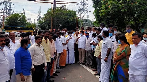 கோவை சிவானந்தா காலனியில் பொதுக்கூட்டம் நடக்கும் பகுதியை இன்று ஆய்வு செய்யும் பாஜக மாநிலப் பொருளாளர் எஸ்.ஆர்.சேகர் மற்றும் நிர்வாகிகள்.
