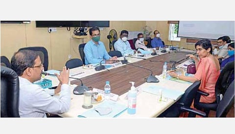 வாக்காளர் பட்டியல் சரிபார்ப்புக்காக நியமிக்கப்பட்டுள்ள அதிகாரிகளுடன் சென்னை தலைமைச் செயலகத்தில் தமிழக தலைமை தேர்தல் அதிகாரி சத்யபிரத சாஹு நேற்று ஆலோசனை நடத்தினார். படம்: க.ஸ்ரீபரத்