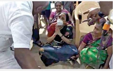 தென்காசி மாவட்டம் கடையம் அருகே திருமலையப்பபுரத்தில் நேற்று முன்தினம் நடைபெற்ற திமுக கூட்டத்தில் தரையில் அமர்ந்துள்ள பூங்கோதை எம்எல்ஏ, தன்னிடம் வாக்குவாதம் செய்த கட்சி நிர்வாகிகளை கையெடுத்து வணங்கி, காலில் விழுந்தார்.