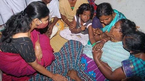 காஷ்மீரில் வீரமரணமடைந்த கோவில்பட்டி ராணுவ வீரர் குழந்தைகளின் கல்விச் செலவை திமுக ஏற்கும்: கனிமொழி எம்.பி உறுதி