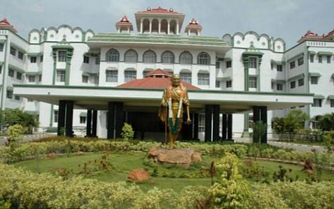 தனியார் மருத்துவக் கல்லூரிகளில் இடம் கிடைக்கப் பெற்ற அரசுப் பள்ளி மாணவர்களின் கல்விக் கட்டணத்தை அரசியல்வாதிகள், பிரபலமானவர்கள் ஏற்க வேண்டும்: உயர் நீதிமன்ற நீதிபதிகள் அழைப்பு