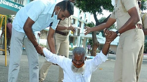 நாகர்கோவில் மாவட்ட ஆட்சியர் அலுவலகத்தில் தீக்குளிக்க முயன்ற முதியவரைக் காப்பாற்றிய போலீஸாருக்கு எஸ்.பி. பாராட்டு 