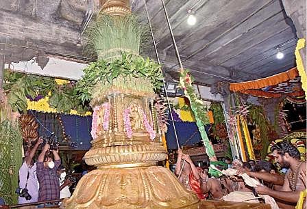 திருவண்ணாமலை அண்ணாமலையார் கோயிலில் கார்த்திகை தீபத் திருவிழாவை முன்னிட்டு தங்க கொடிமரத்தில் நேற்று கொடியேற்றம் நடைபெற்றது.