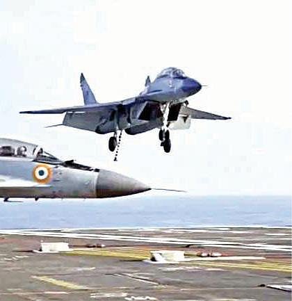 விமானம் தாங்கி கப்பலில் தரையிறங்கும் மிக்-29கே ரக இந்திய கடற்படை விமானம்.