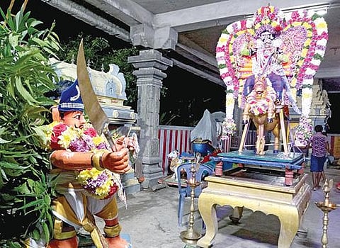 மாமல்லபுரம் மல்லிகேஸ்வரர் கோயிலில் நடைபெற்ற கந்தசஷ்டி விழாவின்  சூரசம்ஹாரத்தின்போது சிறப்பு அலங்காரத்தில் எழுந்தருளிய முருகப்பெருமான்.