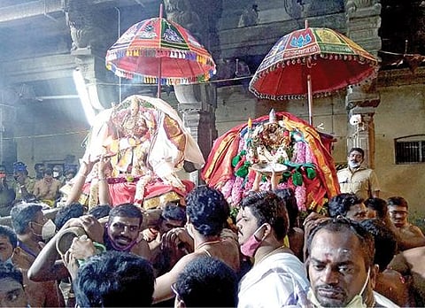 திருச்செந்தூர் கோயில் கந்த சஷ்டி விழாவில் 7-வது நாளான நேற்று திருக்கல்யாணத்தை முன்னிட்டு, 108 மகாதேவர் சன்னதி முன்பு சுவாமி குமரவிடங்கப்பெருமான்- தெய்வானை அம்மன் தோள்மாலை மாற்றும் வைபவம் நடைபெற்றது.