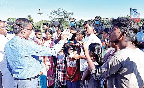 கல்வராயன்மலையில் கைகான் வலவு தடுப்பணை திட்டத்துக்கு எதிர்ப்புத் தெரிவித்து பொதுப்பணித்துறை அதிகாரிகளுடன் வாக்குவாதத்தில் ஈடுபட்ட மலைக் கிராம மக்கள்.
