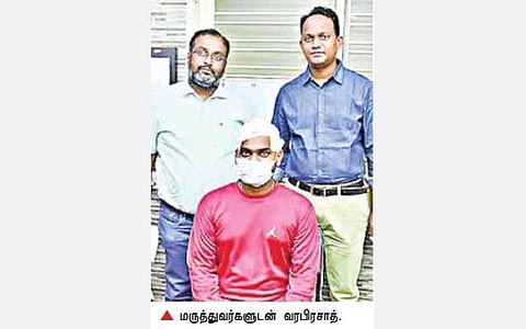 மருத்துவர்களுடன்  வரபிரசாத்.