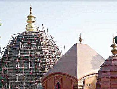 அசாம் மாநிலம் குவாஹாட்டி அருகே புகழ்பெற்ற காமாக்யா கோயில் குவிமாடத்துக்கு 19 கிலோ தங்கத்தால் தகடுகள் வேயப்பட்டுள்ளன.