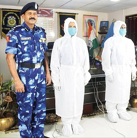 புதிய தொழில்நுட்பம் கொண்ட நுண்ணுயிரிகளை தடுக்கக் கூடிய கவச உடை அணிந்த அதிவிரைவு படை வீரர்களுடன், ஆவடி அதிவிரைவு படை தலைமை அதிகாரி எரிக் கில்பர்ட் ஜோஸ்.