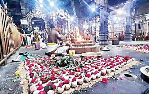 திருவண்ணாமலை அண்ணாமலையார் கோயிலில் நேற்று 1,008 சங்காபிஷேகம் நடைபெற்றது.