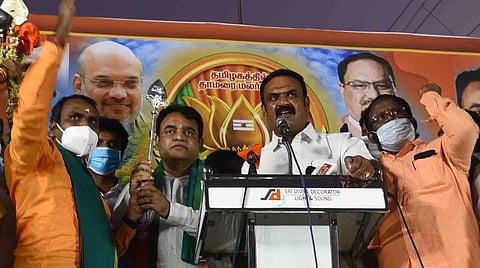 கோவை சிவானந்தா காலனியில் நேற்று நடைபெற்ற வெற்றிவேல் யாத்திரை கூட்டத்தில் பங்கேற்ற பாஜக மாநில தலைவர் எல்.முருகன், கர்நாடக மாநில துணை முதல்வர் அஸ்வத் நாராயண் உள்ளிட்டோர். 
 | படம்:ஜெ.மனோகரன்.