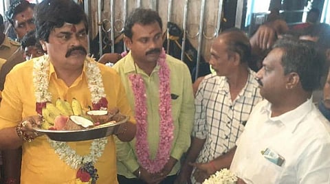 திருநள்ளாறு தர்பாரண்யேஸ்வரர் கோயிலில் சனி பகவான் சன்னதியில் வழிபாடு செய்த தமிழக அமைச்சர் ராஜேந்திர பாலாஜி.