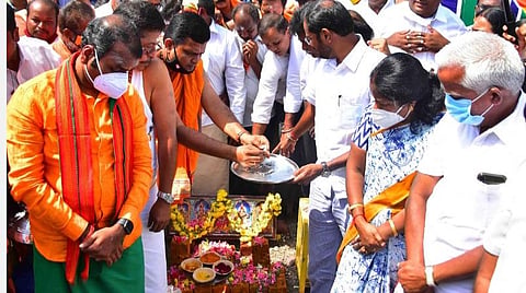 கோவை அவிநாசி சாலை, பீளமேட்டில் பாஜக மாநகர் மாவட்ட அலுவலகம் கட்ட அடிக்கல் நாட்டிய மத்திய இணையமைச்சர் முரளிதரன், பாஜக மாநிலத் தலைவர் எல்.முருகன்.