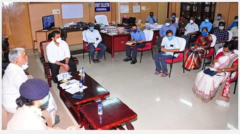 காரைக்கால் மாவட்ட ஆட்சியர் அலுவலகத்தில் அமைச்சர் ஆர்.கமலக்கண்ணன் தலைமையில் நடைபெற்ற ஆலோசனைக் கூட்டத்தில் பங்கேற்றோர்.