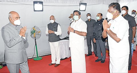 திருப்பதி செல்லும் வழியில் நேற்று சென்னை வந்த குடியரசுத் தலைவர் ராம்நாத் கோவிந்தை சென்னை விமான நிலையத்தில் ஆளுநர் பன்வாரிலால் புரோஹித், முதல்வர் பழனிசாமி, துணை முதல்வர் ஓ.பன்னீர்செல்வம் ஆகியோர் வரவேற்றனர்.