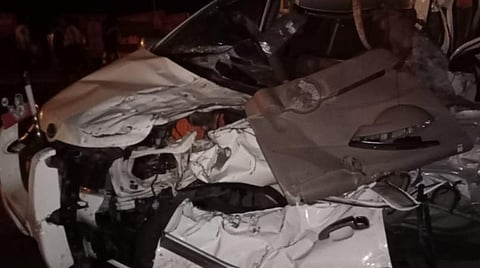 புதுக்கோட்டை மாவட்டம் விராலிமலையில் விபத்துக்குள்ளாகி  நொறுங்கி காணப்படும் கார்.
