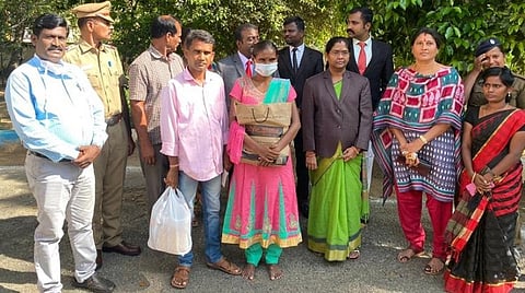 மனநோயால் பாதிக்கப்பட்ட ஒடிசா பெண்: குடும்பத்தினரிடம் ஒப்படைத்த சட்டப் பணிகள் ஆணைக்குழு