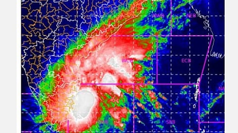 அதி தீவிரப் புயலாக மாறியது நிவர் புயல்: இன்றிரவு கரையைக் கடக்கிறது