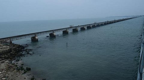 நிவர் புயல் எதிரொலி: அமைதியாகக் காட்சியளிக்கும் ராமேசுவரம் கடல்  