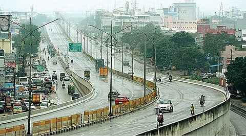 ‘நிவர்’ புயல் காரணமாக, வேலூர் கொணவட்டத்தில் உள்ள அரசு மேல்நிலை பள்ளியில் தாழ்வானப் பகுதியில் வசிக்கும் பொதுமக்களை பாதுகாப்புடன் தங்க வைப்பதற்கான முன்னேற்பாடுகளை நேற்று ஆய்வு செய்த மாவட்ட ஆட்சியர் சண்முகசுந்தரம். அருகில், கோட்டாட்சியர் கணேஷ், மாநகராட்சி ஆணையர் சங்கரன், வட்டாட்சியர் ரமேஷ் உள்ளிட்டோர். அடுத்த படம்: ராணிப்பேட்டை மாவட்டம் ஆற்காடு வட்டத்தில் அமைக்கப்பட்டுள்ள நிவாரண முகாமில் தங்க வைக்கப்பட்டுள்ள பொதுமக்களிடம் அடிப்படை வசதிகள் குறித்து கேட்டறிந்த மாவட்ட ஆட்சியர் கிளாட்ஸ்டன் புஷ்பராஜ். கடைசிப் படம்: திருப்பத்தூர் மாவட்டத்தில் அமைக்கப்பட்டுள்ள நிவாரண முகாம்களை ஆய்வு செய்த எஸ்பி விஜயகுமார். அருகில், வட்டாட்சியர் மோகன், நகராட்சி சுகாதார அலுவலர் ராஜரத்தினம் உள்ளிட்டோர்.