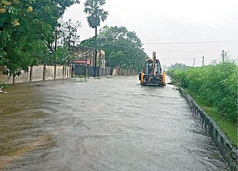 வண்டலூர் கேளம்பாக்கம் சாலையில் ஆறாய் ஓடிய மழைநீர்