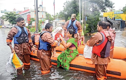 சென்னை வேளச்சேரி ராம்நகர் பகுதியில் வெள்ளத்தில் சிக்கிய மக்களை பாதுகாப்பாக ரப்பர் படகுகள் மூலம் மீட்ட மீட்புக்குழுவினர். படம்:பு.க.பிரவீன்