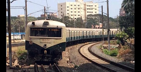 நிவர் புயல் எச்சரிக்கை: நிறுத்தப்பட்டிருந்த புறநகர் ரயில் சேவை தொடங்கியது