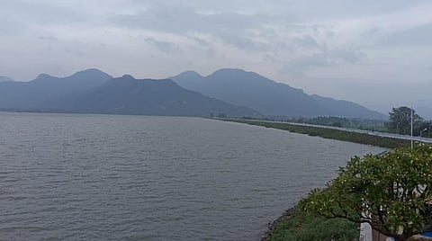 முழுக் கொள்ளளவுடன் காணப்படும் கோமுகி அணை.