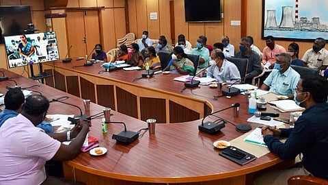 தூத்துக்குடியில் 8 மாத இடைவெளிக்கு பிறகு நடைபெற்ற விவசாயிகள் குறைதீர் கூட்டம்: மக்காசோளத்தில் படைப்புழு தாக்குதல் குறித்து புகார்
